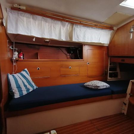 Cozy Sailboat In Barcelona!! No Showers Sant Adria de Besos Luaran gambar