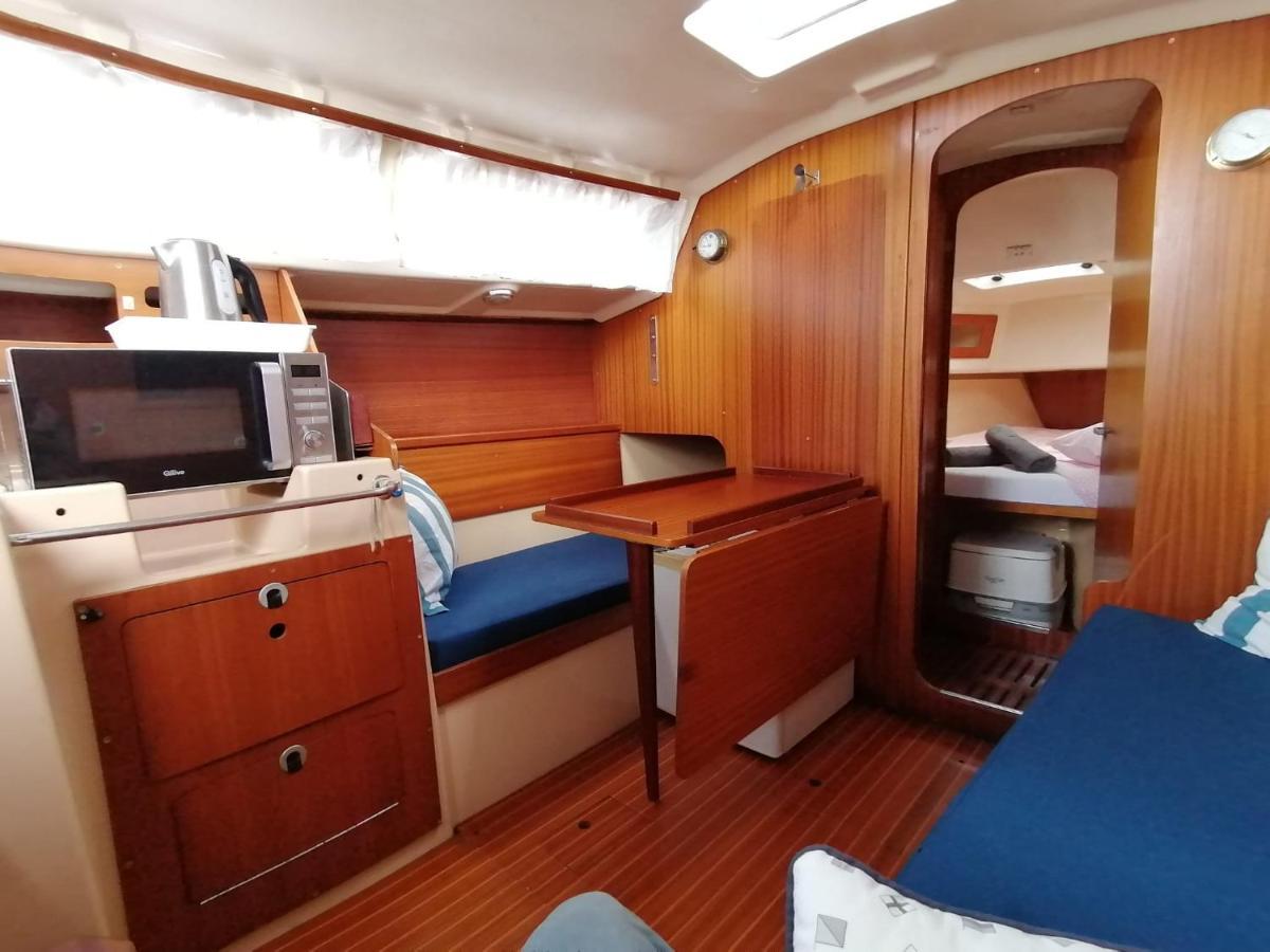 Cozy Sailboat In Barcelona!! No Showers Sant Adria de Besos Luaran gambar