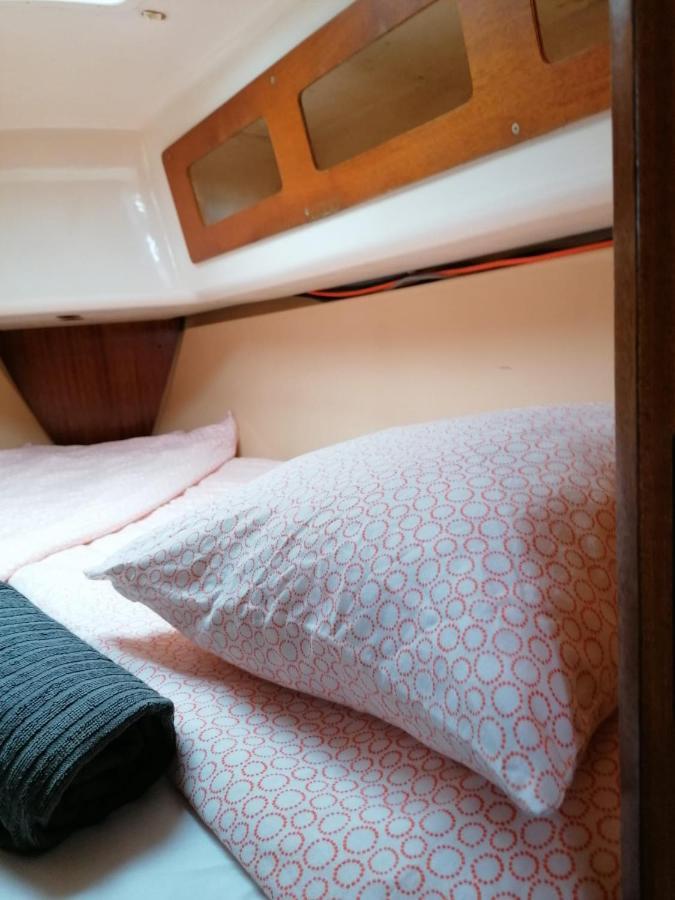 Cozy Sailboat In Barcelona!! No Showers Sant Adria de Besos Luaran gambar