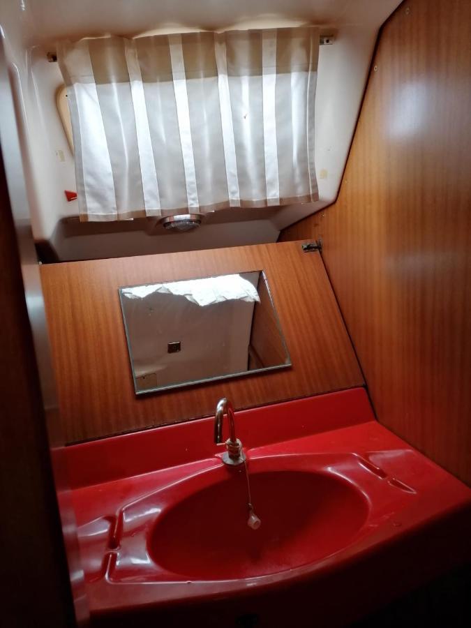 Cozy Sailboat In Barcelona!! No Showers Sant Adria de Besos Luaran gambar